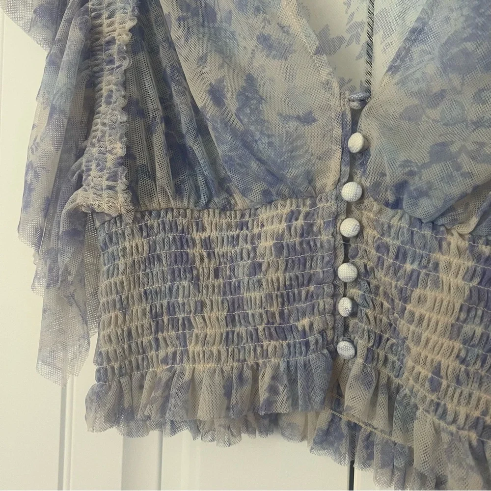 ♡ Free People Floral Ruffle Sleeve Crop Top – Blue & Cream – Size Medium ♡ - Picture 4 of 5